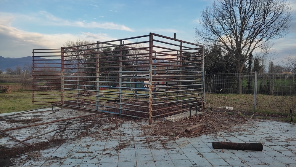 VENDESI TELAIO METALLO GARAGE GABBIA STALLA FOLIGNO